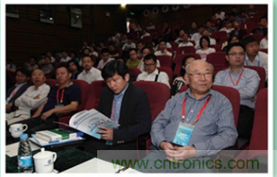 圖6：哈爾濱工業(yè)大學(xué)教授楊孝宗和蘇州納米技術(shù)與仿真研究所博導(dǎo)張鋌等專家坐鎮(zhèn)2015中國創(chuàng)客論壇，為中國創(chuàng)新加油！