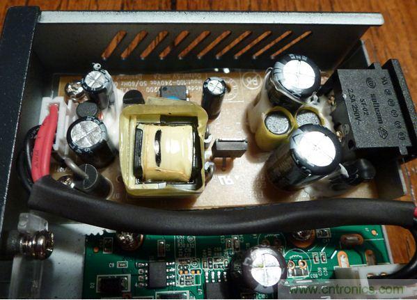 圖5：去掉塑料防護罩后的電源子系統(tǒng)細節(jié)特寫。