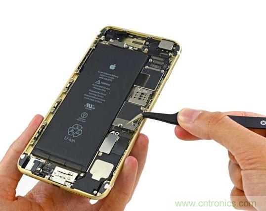 與iPhone 5S相比，電池尺寸更大，電池效率提高了16%。整部手機(jī)看起來(lái)就像一件藝術(shù)品，但看不到太多的內(nèi)部構(gòu)造。（來(lái)源：iFixit）