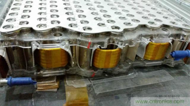 【導(dǎo)讀】對(duì)于電動(dòng)汽車(chē)的核心&mdash;&mdash;電池，我們要求其安全、能量密度高、壽命長(zhǎng)，充電時(shí)間短，同時(shí)又要性能卓越等等。那么對(duì)比電動(dòng)汽車(chē)電池來(lái)說(shuō)怎么樣才算是達(dá)標(biāo)？又怎么樣才算是性能優(yōu)越呢?毫無(wú)疑問(wèn)鋰離子電芯作為其最基本的單元，其優(yōu)劣至關(guān)重要。  電池是電動(dòng)汽車(chē)的&rdquo;心臟&ldquo;。從電動(dòng)汽車(chē)發(fā)展以來(lái)，各種技術(shù)路線(xiàn)百花爭(zhēng)鳴，爭(zhēng)論不休。其中應(yīng)用最廣的鋰離子電芯，就有三元、磷酸鐵鋰、錳酸鋰等多種技術(shù)路線(xiàn)并存的現(xiàn)象。同時(shí)鋰離子電芯還分為方形，軟包，圓柱三種結(jié)構(gòu)形式。  而這越是紛繁蕪雜，就越能代表了我們還在不斷探索，代表了電動(dòng)汽車(chē)的急切盼望：電動(dòng)汽車(chē)需要一顆強(qiáng)大的&ldquo;心臟&rdquo;。  對(duì)于電池包的要求  對(duì)于電動(dòng)汽車(chē)的核心&mdash;&mdash;電池，我們要求其安全、能量密度高、壽命長(zhǎng)，充電時(shí)間短，同時(shí)又要性能卓越等等。而這一項(xiàng)一項(xiàng)的要求，看似苛刻，但卻又無(wú)一不是電動(dòng)汽車(chē)實(shí)現(xiàn)產(chǎn)業(yè)化的硬性指標(biāo)。  那么對(duì)比電動(dòng)汽車(chē)電池來(lái)說(shuō)怎么樣才算是達(dá)標(biāo)？又怎么樣才算是性能優(yōu)越呢?毫無(wú)疑問(wèn)鋰離子電芯作為其最基本的單元，其優(yōu)劣至關(guān)重要。  但就拿我們最關(guān)注的安全性來(lái)說(shuō)，是不是電芯安全了，電池包就安全了呢？  我們可以看到2002年，磷酸鐵鋰(LFP)首次被美國(guó)Valance公司產(chǎn)業(yè)化，隨即引起了中國(guó)市場(chǎng)的廣泛關(guān)注。從2004年開(kāi)始，我國(guó)掀起了一股投資磷酸鐵鋰材料和磷酸鐵鋰動(dòng)力電池的熱潮，磷酸鐵鋰其相對(duì)穩(wěn)定，安全性較高。隨后，它成為我國(guó)正極材料的主要路線(xiàn)，爭(zhēng)議暫告段落。  但是，隨著特斯拉在動(dòng)力電池使用了鎳鈷鋁酸鋰的正極材料，爭(zhēng)論再次出現(xiàn)。磷酸鐵鋰其較低的能量密度，已經(jīng)使其處于劣勢(shì)。 1 據(jù)調(diào)研發(fā)現(xiàn)，進(jìn)入2014年以來(lái)，國(guó)內(nèi)鋰電池正極材料產(chǎn)業(yè)整體出現(xiàn)了向三元材料轉(zhuǎn)移的趨勢(shì)，下游的電池廠基本都在開(kāi)發(fā)三元材料的電芯，也引導(dǎo)著上游的材料企業(yè)開(kāi)始加大對(duì)三元材料的開(kāi)發(fā)和生產(chǎn)力度。  而一系列的變化，也恰恰說(shuō)明鋰電行業(yè)在慢慢的摸索，慢慢走向成熟。就比如說(shuō)一個(gè)電池包的安全，光靠電芯安全是遠(yuǎn)遠(yuǎn)不夠的，其必須上升到一個(gè)系統(tǒng)的層級(jí)來(lái)。也就是說(shuō)電池包的安全，靠的是整個(gè)電池系統(tǒng)，而不僅僅是某個(gè)單一的元素。  更何況一個(gè)安全、可靠、性能卓越的電池包，更是涉及到多領(lǐng)域知識(shí)的耦合，其更需要一個(gè)完善、可靠的系統(tǒng)來(lái)實(shí)現(xiàn)。就好比飛機(jī)被認(rèn)為是最安全的交通工具，不單單是&ldquo;安全&rdquo;的發(fā)動(dòng)機(jī)，&ldquo;安全&rdquo;的結(jié)構(gòu)，就能保障的，其中還綜合運(yùn)用了人為因素分析、軟件安全性、風(fēng)險(xiǎn)管理和定量風(fēng)險(xiǎn)評(píng)估等各種先進(jìn)技術(shù)來(lái)預(yù)防事故發(fā)生，可以說(shuō)是系統(tǒng)保障了安全。  下面我們就從電池系統(tǒng)中抽離出其一個(gè)核心部件電池模組，淺談一下各種不同的模組結(jié)構(gòu)。  關(guān)于電池模組  電池模組可以理解為鋰離子電芯經(jīng)串并聯(lián)方式組合，并加裝單體電池監(jiān)控與管理裝置。電池模組的結(jié)構(gòu)設(shè)計(jì)往往能決定一個(gè)電池包的性能和安全。其結(jié)構(gòu)必須對(duì)電芯起到支撐、固定和保護(hù)作用。同時(shí)如何滿(mǎn)足過(guò)電流要求，電流均勻性，如何滿(mǎn)足對(duì)電芯溫度的控制，以及是否有嚴(yán)重異常時(shí)能斷電，避免連鎖反應(yīng)等等，都將是評(píng)判電池模組優(yōu)劣的標(biāo)準(zhǔn)。  而隨著電動(dòng)汽車(chē)的發(fā)展，以及人們對(duì)性能的追求，熱管理更是成為了電池模組設(shè)計(jì)的一個(gè)至關(guān)重要的環(huán)節(jié)。自然冷卻已經(jīng)不能滿(mǎn)足我們的需求。風(fēng)冷則由于其效率較低，且對(duì)電芯溫度的一致性較難控制，而表現(xiàn)的力不從心。因此，高性能需求的電池模組，其熱管理的解決方案已經(jīng)轉(zhuǎn)向液冷或相變材料。下面就介紹一下各種不同結(jié)構(gòu)電芯的模組設(shè)計(jì)。  &middot; 方形電池模組  方形電芯可以說(shuō)是我國(guó)汽車(chē)動(dòng)力電池里，應(yīng)用最多的電芯了。其外殼的材質(zhì)有鋁、鋼、以及塑膠。其電芯厚度是三種結(jié)構(gòu)中最厚的，由此也造成其內(nèi)部和外表面的溫差較大。其模組結(jié)構(gòu)也多為自然冷卻和風(fēng)冷的結(jié)構(gòu)。  我們來(lái)看看寶馬I3的電池模組設(shè)計(jì)。  我們可以看出，I3的電池模組從結(jié)構(gòu)上已經(jīng)具備一個(gè)高性能模組所需的要素，而一臺(tái)高性能的電動(dòng)汽車(chē)，就是靠著每一處的細(xì)節(jié)共同搭建而成的。當(dāng)然其散熱、均溫以及可靠性等等，還有待市場(chǎng)的驗(yàn)證。 2 （▲ 寶馬I3方形電池模組）  &middot; 軟包電池模組  軟包電芯的電池包，也是近期比較熱門(mén)的一種結(jié)構(gòu)類(lèi)型，其用在國(guó)外的電動(dòng)車(chē)上比較多。  軟包電芯的物理結(jié)構(gòu)決定了其不易爆炸，一般只有外殼能承受的壓力足夠高，才有可能炸，而軟包電芯內(nèi)部壓力一大，便會(huì)從鋁塑膜邊緣開(kāi)始泄壓、漏液。同時(shí)軟包電芯也是幾種電芯結(jié)構(gòu)中，散熱最好的。  目前，市面上賣(mài)得最多的還是日產(chǎn)的Leaf，其模組結(jié)構(gòu)為全密封式的，并未考慮散熱，即不散熱。  而Leaf在市場(chǎng)上頻繁反饋的容量衰減過(guò)快，與此熱管理也不無(wú)關(guān)系。顯然隨著人們對(duì)于高性能電動(dòng)車(chē)的追求，迫使軟包電芯也必須要有主動(dòng)式的熱管理結(jié)構(gòu)。  下面我們來(lái)看看一款World Congress展臺(tái)上的液冷軟包模組。其模組由電芯層疊而成，而電芯間有間隔排布的液冷板，其保證每顆電芯都有一個(gè)大面接觸到液冷板，并充分發(fā)揮了軟包電芯液冷的優(yōu)勢(shì)。 3 （▲ 液冷軟包電池模組）  當(dāng)然軟包電芯要將液冷技術(shù)做成熟也并非易事，其必須考慮液冷板的固定，密封性，絕緣性等等。同時(shí)可靠的電連接，以及具有&ldquo;保險(xiǎn)絲&rdquo;結(jié)構(gòu)連接片，這都是高性能軟包模組的方向。  我們可以看到軟包電芯其配合完善的模組結(jié)構(gòu)后，其優(yōu)勢(shì)會(huì)得以凸顯。  圓柱電池模組  圓柱電芯可謂是在各類(lèi)電子產(chǎn)品中，應(yīng)用最廣泛的結(jié)構(gòu)。如今，在電動(dòng)汽車(chē)行業(yè)也占有一定得份額。最典型的即是18650電芯了，其工藝經(jīng)過(guò)多年的沉淀，并在大規(guī)模的自動(dòng)化生產(chǎn)的條件下，現(xiàn)今屬于最成熟，穩(wěn)定且一致性最好的電芯。  而圓柱電芯更是有著目前最高的能量密度，其三元材料的電芯能做到210~250Wh/kg。國(guó)內(nèi)目前的圓柱電池包多為自然冷卻或風(fēng)冷的結(jié)構(gòu)，其效果不盡如人意。  我們來(lái)看看，將圓柱型電芯推到風(fēng)口浪尖上的特斯拉電池模組。  相信已經(jīng)有不少人見(jiàn)過(guò)特斯拉的模組了：  組成一臺(tái)特斯拉汽車(chē)需要7000多顆18650電芯，一個(gè)模組則需要400多顆電芯，同時(shí)為了高性能的目標(biāo)又要在模組上集成多項(xiàng)功能，可見(jiàn)其工作量和難度之大。其中，甚至還用上了一些跨行業(yè)的技術(shù)，使人眼前一亮，為之拍案。好比電芯連接的&ldquo;保險(xiǎn)絲&rdquo;設(shè)計(jì)。  可以說(shuō)，身處電池行業(yè)的人，反而很少有人能想得到，這也許就是當(dāng)局者迷吧。而這一技術(shù)的應(yīng)用則極大地提高了電池的安全性能。同時(shí)，還有液冷管道的應(yīng)用，極大地解決了18650電芯的散熱和均溫的問(wèn)題，這對(duì)電池的性能和壽命都是一個(gè)極大的幫助。不僅如此，其電池模組在空間尺寸上的利用，更可謂是精打細(xì)算。  在這里還是要佩服一下特斯拉將事情做到極致的態(tài)度，也就是這樣一個(gè)模組，成為了一個(gè)高性能的特斯拉電池包所必不可少的核心部件。 4 電動(dòng)之心  通過(guò)以上一些簡(jiǎn)單的列舉，我們不難看出，無(wú)論何種結(jié)構(gòu)的電芯其實(shí)都不乏一些好的應(yīng)用范例。而對(duì)于鋰離子電芯，如果作為一款革命性的產(chǎn)品，目前看來(lái)仍有很多不足和局限。但我們與其一味坐等材料的發(fā)展，不如多考慮一下，如何做好電池模組，做好電池系統(tǒng)。而這也是我們打造一顆強(qiáng)大&ldquo;電動(dòng)之心&rdquo;的必經(jīng)之路。