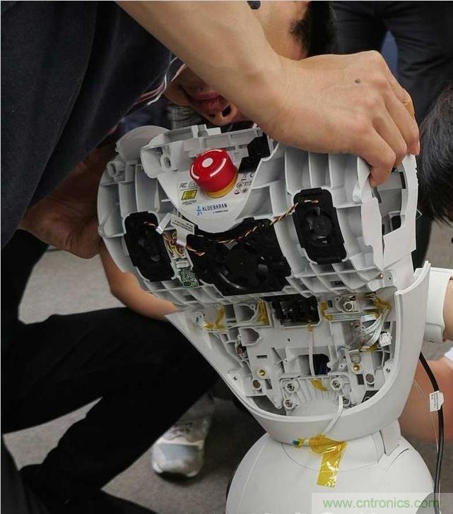 拆解筆記本不過癮，那就來拆拆日本情感機(jī)器人吧！