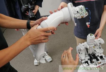 拆解筆記本不過癮，那就來拆拆日本情感機(jī)器人吧！