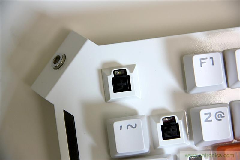 曾經(jīng)的網(wǎng)吧統(tǒng)治者&mdash;雙飛燕血手幽靈機(jī)械鍵盤，真世界最快？