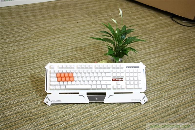 曾經(jīng)的網(wǎng)吧統(tǒng)治者&mdash;雙飛燕血手幽靈機(jī)械鍵盤，真世界最快？