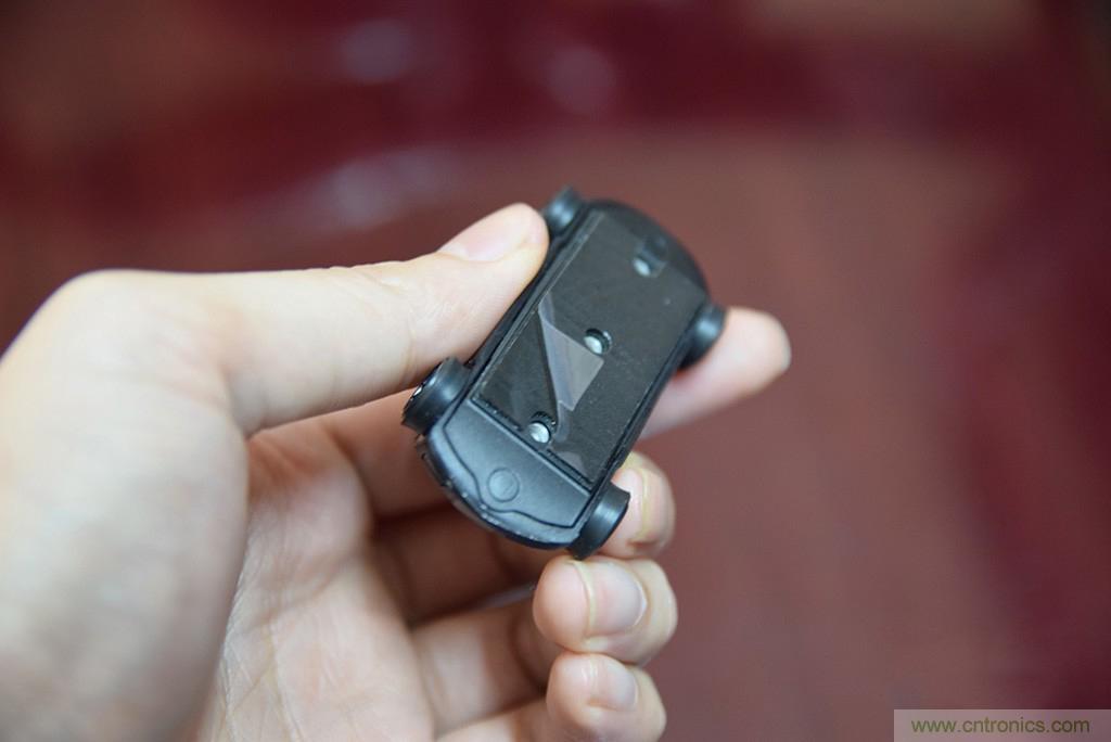 虛擬與現(xiàn)實(shí)相結(jié)合的飛車游戲，讓你體驗(yàn)速度與激情的碰撞！