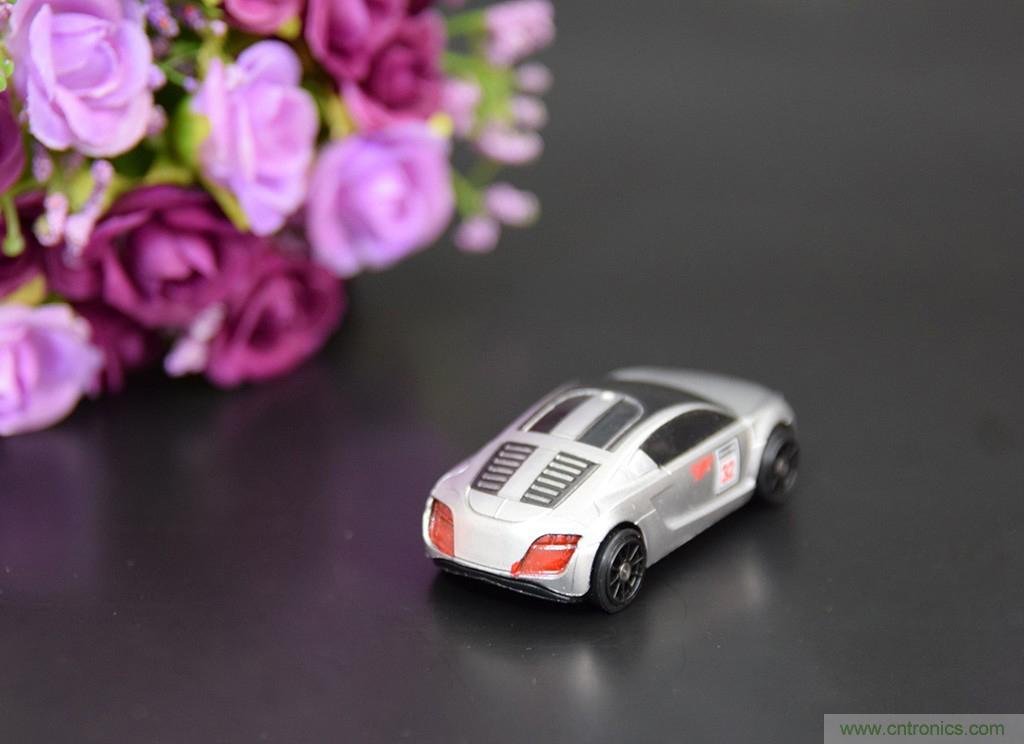 虛擬與現(xiàn)實(shí)相結(jié)合的飛車游戲，讓你體驗(yàn)速度與激情的碰撞！