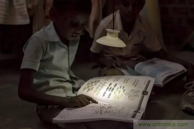 單靠重力就能工作的燈，將為15億人帶來光明