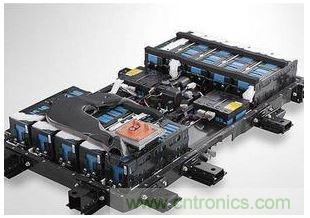 【導(dǎo)讀】電池管理系統(tǒng)（BMS）作為實時監(jiān)控、自動均衡、智能充放電的電子部件，起到保障安全、延長壽命、估算剩余電量等重要功能，通過一系列的管理和控制，保障電動汽車的正常運行。   據(jù)相關(guān)統(tǒng)計，2013年全球電池管理系統(tǒng)市場產(chǎn)值成長逾10%，2014年至2016年成長幅度將大幅躍升至25-35%。到2020年前，電動汽車將保持約15%~30%的年復(fù)合增長率，除了純電動汽車、插電式混合動力汽車和混合動力汽車的數(shù)量增長之外，新型的48V輕度混合動力系統(tǒng)也將顯著促進(jìn)增長。鑒于此，電子發(fā)燒友采訪了美國力特公司（Littelfuse）中國區(qū)銷售總監(jiān)查勇。  針對當(dāng)前市場，力特公司中國區(qū)銷售總監(jiān)查勇談到，當(dāng)前基于低或零排放而改善空氣質(zhì)量的需求，對汽車提出更高的效率要求，隨著整個汽車中電負(fù)載的增加（如汽車動力的提升、多媒體用電等），要求高電壓供電以及更強大的供電系統(tǒng)。  目前電動汽車/混合動力汽車架構(gòu)主要有四類：一是HEV（Hybrid），油、電混合動力，電池靠發(fā)動機充電；二是PEV（Plug-in），油、電混合，電池需外部充電；三是BEV（ Battery Electric Vehicle），純電池供電；四是化學(xué)燃料電池供電。查勇表示，當(dāng)前油、電混合動力汽車占有的市場比例比較大，后期會慢慢往純電動轉(zhuǎn)型。   那么，鋰離子電池有哪些優(yōu)勢？  我們知道，電動汽車的供電系統(tǒng)是由若干個鋰離子電池組成的。   鋰電池組是由一個個電池單元組成，每一個電池組大約有500~7000個單元，這對電池的管理與控制提出了更高的要求。   鋰電池技術(shù)將是任何類型電動汽車的基礎(chǔ)。查勇表示，目前還在不斷改進(jìn)之中，未來將提供所需的最佳成本及功能性，對于成本在未來幾年里預(yù)計將降低四分之一到三分之一，而能量密度具有相同的增長幅度。在上圖中，鉛酸電池、鎳氫電池、鋰離子電池的比較表，可以看到鋰離子電池在功率密度和充電循環(huán)壽命上的優(yōu)勢是其它無法替代的。    鋰電池系統(tǒng)存在哪些技術(shù)瓶頸？   對于鋰離子電池技術(shù)方面，還有很多地方需要進(jìn)一步完善，查勇談到主要有三點：  其一，充放電狀態(tài)。當(dāng)充放電狀態(tài)在一定范圍內(nèi)時電池才能安全可靠地運行，高放電和過充電會降低鋰離子電池的效率和壽命，理想的荷電狀態(tài)為最大充電量的20%至90%左右；  其二，安全電池工作電壓。保持電池電壓在最低2 V和最高4.2 V之間，過高的電池電壓會導(dǎo)致過多的電流流動，在最壞的情況下，短路會破壞電池；  其三，熱管理。溫度控制尤為重要，因為過高的溫度可能會在負(fù)極過程中導(dǎo)致一種聯(lián)鎖反應(yīng)，從而導(dǎo)致因可能的電極短路以及可燃?xì)怏w從有機溶劑（電解液）中除氣而發(fā)生危險情況。  要使電池工作在可靠和安全的狀態(tài)，就必須管理電池的充、放電狀態(tài)，及監(jiān)管電池的安全工作電壓，目前大多采用的是主動均衡和被動均衡技術(shù)。查勇補充到，對于保護器件保險絲而言，小體積，高電壓仍是一個技術(shù)難點。  安全性方面該如何把控？  鋰離子電池需要通過電池管理系統(tǒng)進(jìn)行仔細(xì)監(jiān)測和調(diào)節(jié)，對電池管理系統(tǒng)本身進(jìn)行保護是保證這一重要的系統(tǒng)在所有情況下（組裝、保養(yǎng)、正常操作）安全可靠。    在短路情況下，會在電力線上引起強大的電流。查勇表示，針對這樣的情況，推薦使用具有較高分?jǐn)嗄芰Φ谋ｋU絲的合適的熔斷技術(shù)，如力特公司的0HEV系列。電池管理系統(tǒng)通常通過高阻抗感應(yīng)線連接，因此短路電流會顯著降低，允許使用電子保險絲，電當(dāng)然壓高低要求取決于電池結(jié)構(gòu)。   針對電池保護，力特保險絲和TVS二極管保護具有很大的優(yōu)勢：   1） 作為全球保護器件的領(lǐng)導(dǎo)者，力特提供全系列的保護器件，包括Fuse、PPTC TVS Diode、TVS Diode Array，同時提供不同的保護方案；  2） 所有器件滿足AEC-Q101和AEC-Q200汽車認(rèn)證；  3） LAB 能針對客戶提供多樣的測試需求。   查勇指出，隨著越來越多的汽車應(yīng)用（如電池傳感器線路保護）依賴電子保險絲，在目前汽車中使用的電子保險絲沒有定義官方標(biāo)準(zhǔn)的情況下，力特根據(jù) AEC-Q200 準(zhǔn)則制定了一項測試計劃，對保險絲在汽車應(yīng)用的適用性和可靠性進(jìn)行測試，這項測試計劃包含18項測試，例如1000小時高溫高濕測試、1000循環(huán)溫度沖擊測試、特殊機械沖擊及振動測試等，所用的樣本量也有更加嚴(yán)格的要求。&ldquo;只是一次測試做到了還不夠，如何保證每批貨都通過這個測試？整個質(zhì)量控制體系才能保證高品質(zhì)的一致性和持續(xù)性，這是某些廠商所不具備的，需要特別注意。&rdquo;   另外，力特不斷在汽車應(yīng)用電子保險絲的合格范圍內(nèi)提供更多的產(chǎn)品。對于直流濾波電容和IGBT的保護，過去使用的是齊納二極管，但是它們無法提供與 TVS 二極管相同的優(yōu)勢，如快速響應(yīng)、更高的浪涌能力和更高的可靠性。   比如，車載充電器通過CAN 總線與其他系統(tǒng)進(jìn)行通信，在密集的汽車環(huán)境中，CAN 線路會遭受ESD或其他汽車系統(tǒng)通過耦合或傳導(dǎo)而引起的其他瞬變所導(dǎo)致的過電壓應(yīng)力。對此，查勇表示，針對CAN總線開發(fā)出了專用的保護器件，SM24CANA和SM24CANB. 其不僅具有ESD能力，還有一定的抗浪涌能力，同樣也滿足AEC-Q101汽車認(rèn)證。  不難發(fā)現(xiàn)，鋰電池系統(tǒng)是由若干單節(jié)電池組成的，架構(gòu)都比較復(fù)雜，是整個系統(tǒng)能否可靠工作的關(guān)鍵所在，也極易受到靜電、開關(guān)功率負(fù)載、感應(yīng)浪涌、過負(fù)載、短路等過電流和過電壓得威脅，因此精心選擇和正確放置保護元器件進(jìn)行過電壓和短路保護尤為重要。  最后，查勇表示，大力發(fā)展新能源汽車已成為各國共識，世界主要國家如美國、中國、日本、德國、韓國、英國等都紛紛建立了自己宏偉的新能源汽車產(chǎn)業(yè)規(guī)劃。新能源汽車的安全性問題，一直是汽車產(chǎn)業(yè)的重點工作之一，在展望新能源汽車快速發(fā)展的同時，我們須認(rèn)識到，穩(wěn)定、高效、安全、可靠的電池管理系統(tǒng)產(chǎn)品，是保障電動汽車的正常運行的關(guān)鍵，只有這樣新能源汽車才能擁有可持續(xù)發(fā)展的未來。