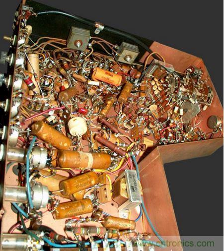 1948年Motorola的VT-71「Golden View」7吋電視機(jī)就是采用點(diǎn)對點(diǎn)接線。（圖片來源：Wikimedia/Westernelectric555）