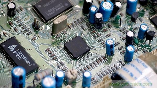 如何通過元件擺放來改善電路板的EMI？