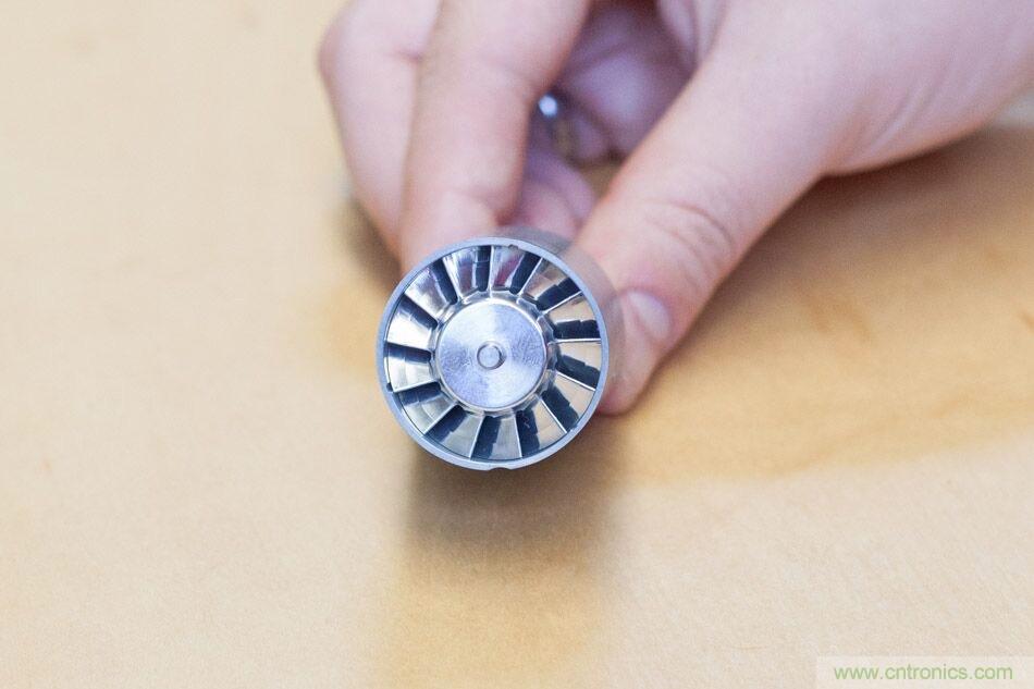 拆解戴森吹風機：近三千元的價格貴在哪？