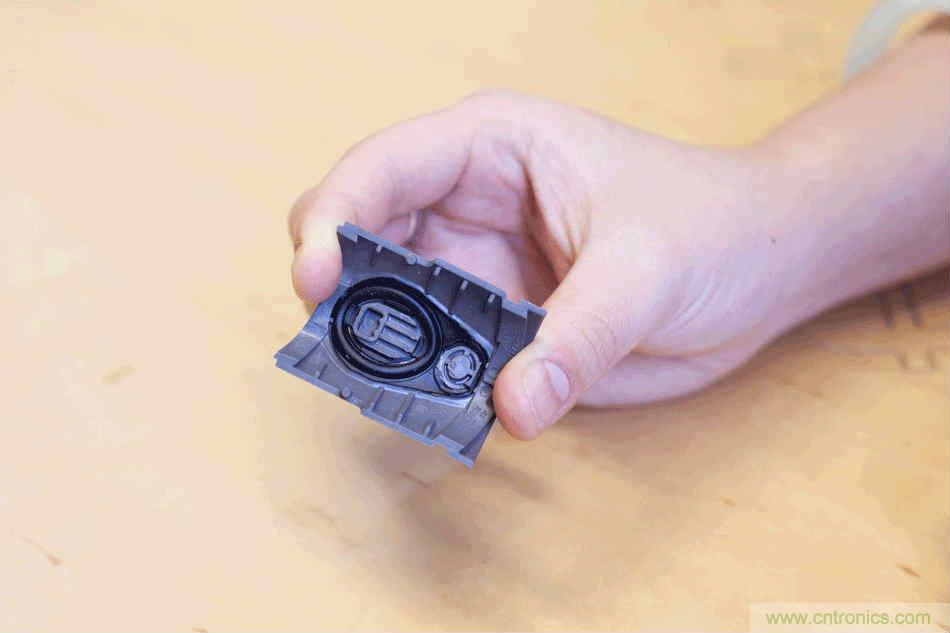 拆解戴森吹風機：近三千元的價格貴在哪？