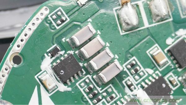 拆解華為保時(shí)捷設(shè)計(jì)快充無(wú)線充電器：憑啥能賣(mài)699？