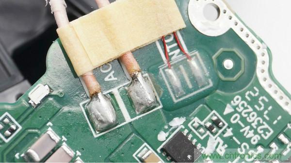 拆解華為保時(shí)捷設(shè)計(jì)快充無(wú)線充電器：憑啥能賣(mài)699？