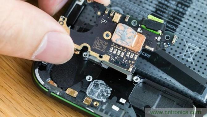 拆解黑鯊手機(jī)：多級直觸一體式液冷系統(tǒng)有什么門道？