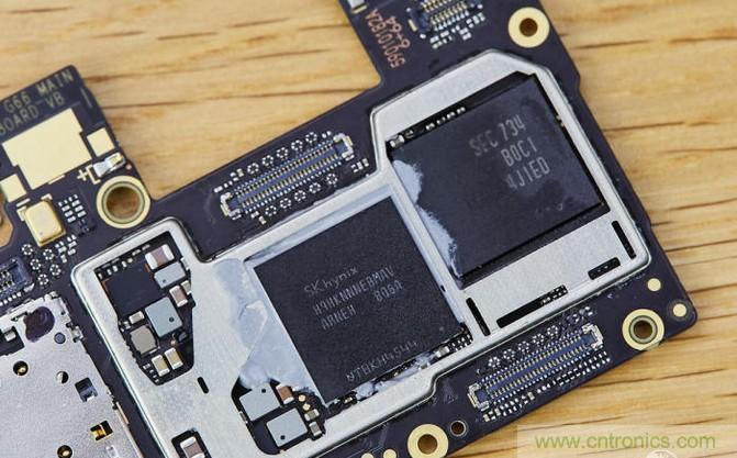 拆解黑鯊手機(jī)：多級直觸一體式液冷系統(tǒng)有什么門道？