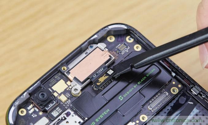 拆解黑鯊手機(jī)：多級直觸一體式液冷系統(tǒng)有什么門道？