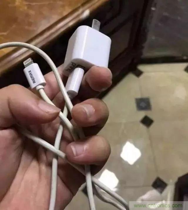 拆了個電容之后，我的iPhone也會自動訂房了
