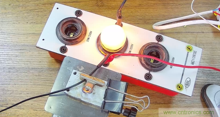 電燈泡內(nèi)通有交流電，為什么看不到燈泡在閃爍？