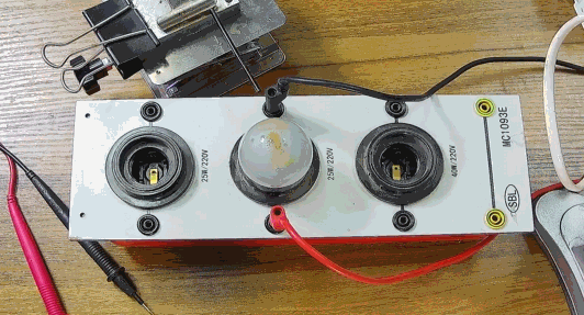 電燈泡內(nèi)通有交流電，為什么看不到燈泡在閃爍？