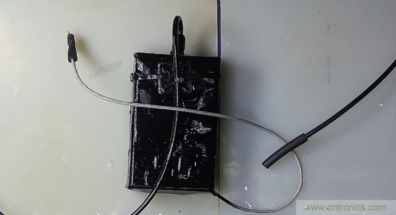 電燈泡內(nèi)通有交流電，為什么看不到燈泡在閃爍？