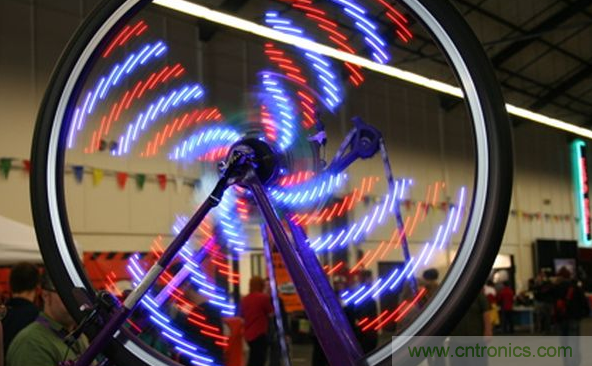 電燈泡內(nèi)通有交流電，為什么看不到燈泡在閃爍？