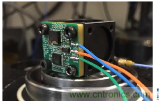 10kHz MEMS加速度計，提供4mA至20mA輸出，適合狀態(tài)監(jiān)控應(yīng)用