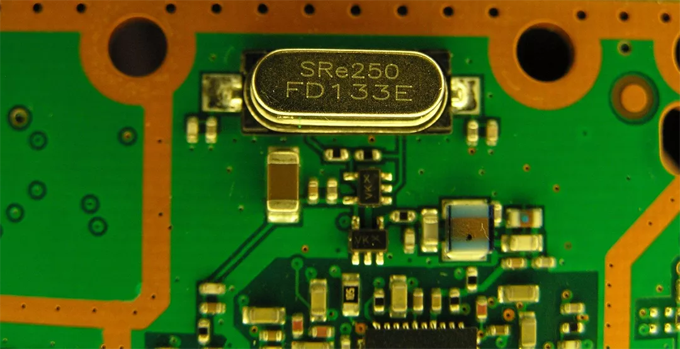 單片機(jī)中晶振的工作原理是什么？