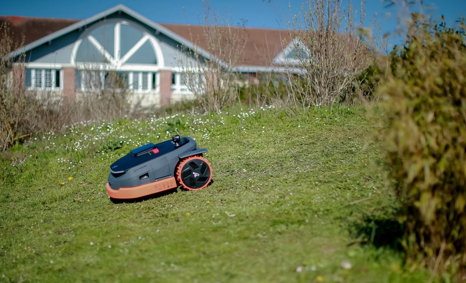 意法半導體推出車規(guī)衛(wèi)星導航芯片跨界賦能賽格威智能割草機